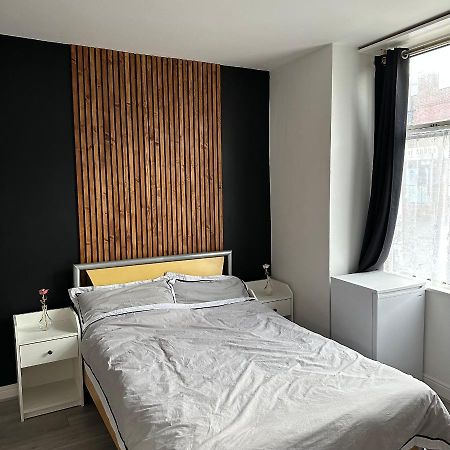 Modern En Suite Bedroom Close To City Centre Λιντς Εξωτερικό φωτογραφία